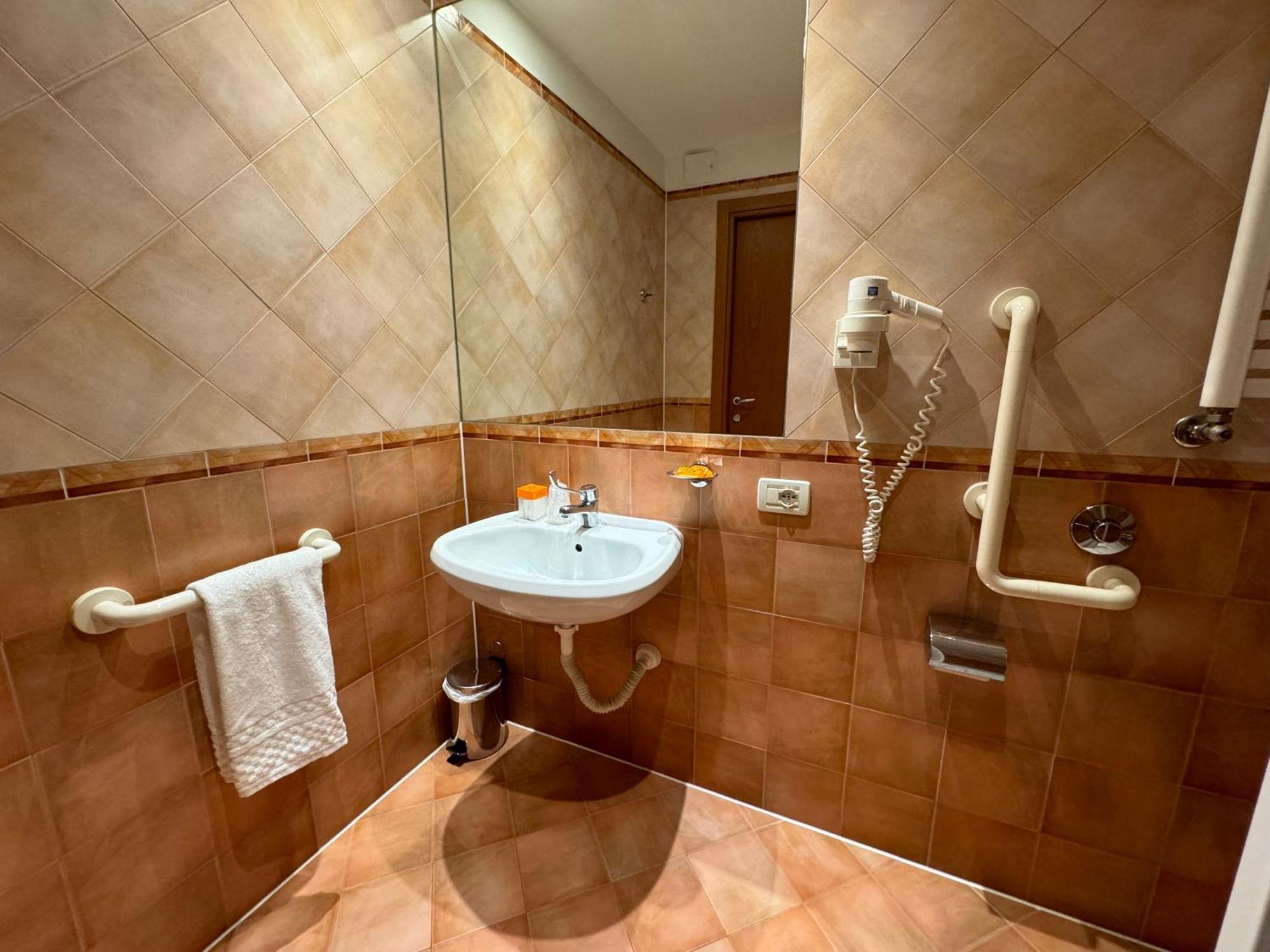 Euro Hotel Imola Esterno foto